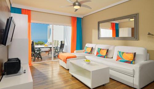 One Bedroom Apartment with Pool or Sea View