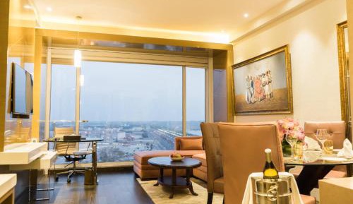 Cocktail hours, 1 bedroom suite, 1 king, park view