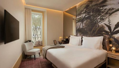 Superior Guest room with 1 King, Courtyard view
