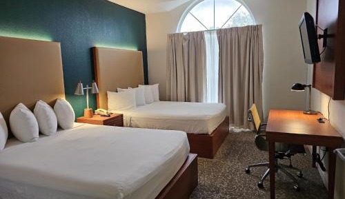 Deluxe Queen Suite