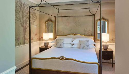 Junior King Suite with Mountain View