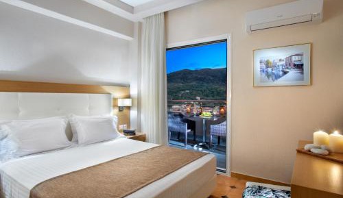 Apartment with Mountain View