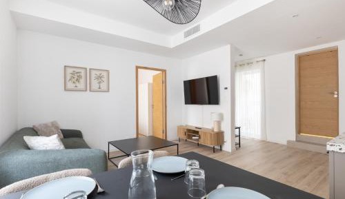 Deluxe One-Bedroom Apartment