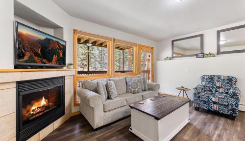 Deluxe One-Bedroom Apartment
