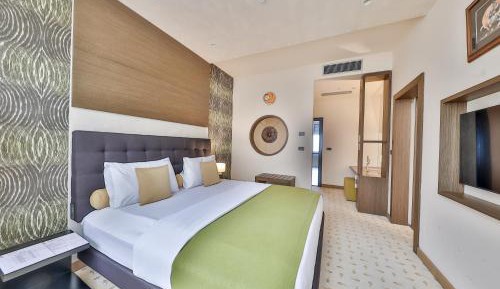 Suite with Hot Tub and Sauna - Free Parking