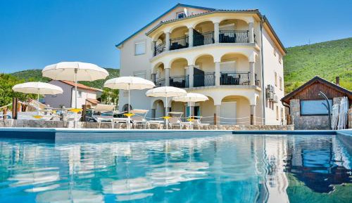 Apartment with Pool View 
