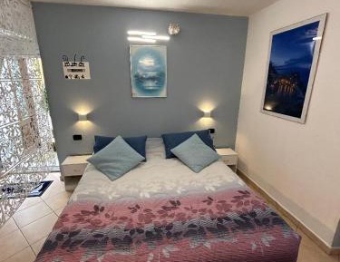 Deluxe Room (2 Adults + 1 Child)