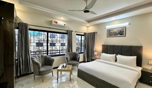 Deluxe Room (2 Adults + 1 Child)