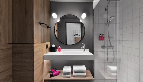 Moxy Queen Room