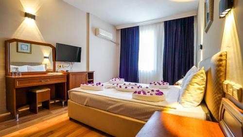 Double or Twin Room with Side Sea View