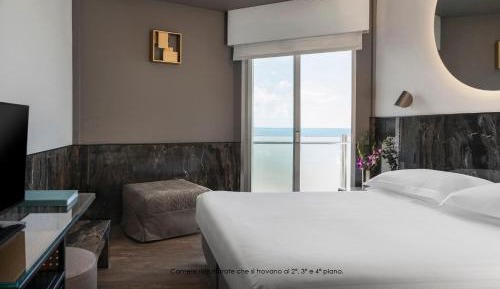 Superior Double or Twin Room with Partial Sea View
