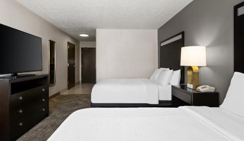 Standard Queen Room with Two Queen Beds and Mobility Accessible Tub