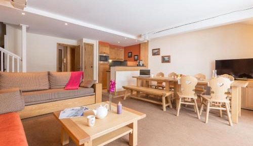 Two-Bedroom Duplex Apartment with 2 Sleeping Alcove and Balcony (10 People)