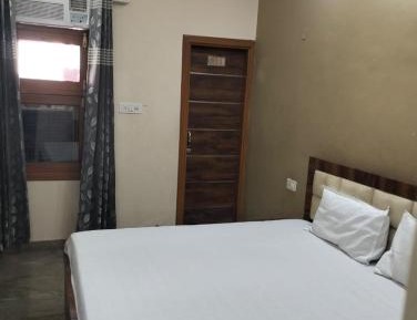 Deluxe Double Room (2 Adults + 1 Child)