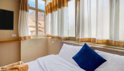Standard Queen Room with Pyramids View