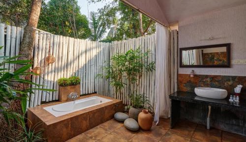 Cottage with Bathtub