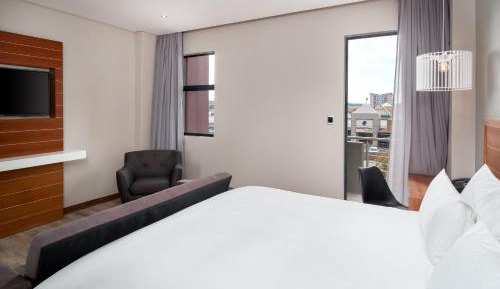 Luxury King Room with Sofa Bed and Balcony - City View