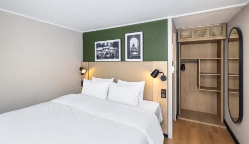 Standard Room - 1 Queen Bed