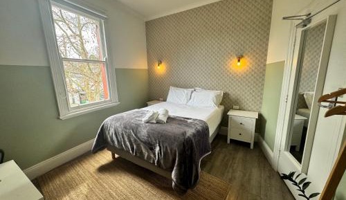 Deluxe Park View Room with Shared Bathroom