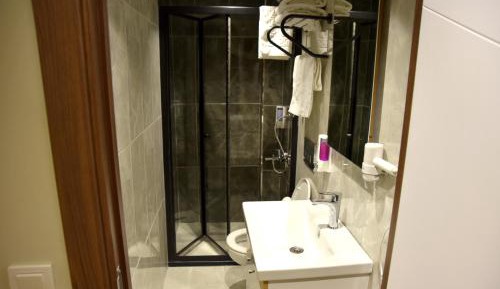 Deluxe Double Room (2 Adults + 1 Child)