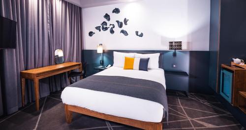 Contemporary Open plan Room One queen Bed Nonsmoking