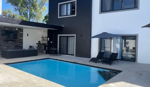 Deluxe One-Bedroom Apartment