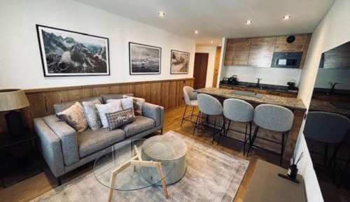 Two-Bedroom Deluxe Apartment with Balcony