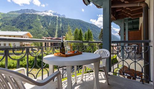 Apartment with Mountain View