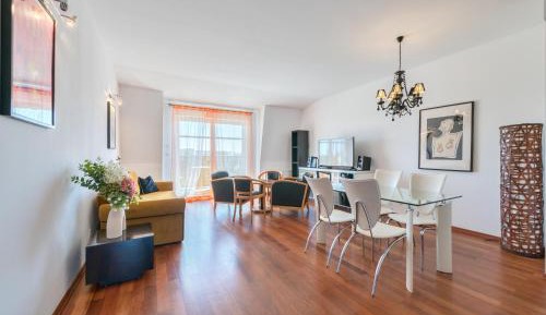 Large One-Bedroom Apartment with Balcony (4 Adults)