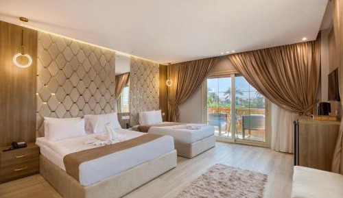 Deluxe Double or Twin Room with Balcony - Pyramids View