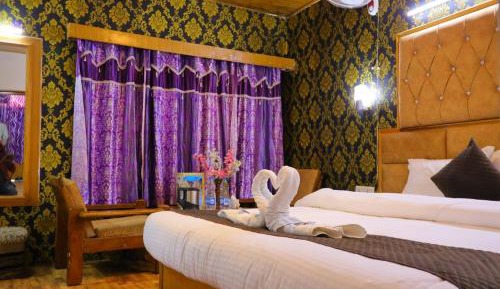 Deluxe Room (2 Adults + 1 Child)