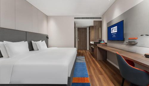 Standard King Room with City View