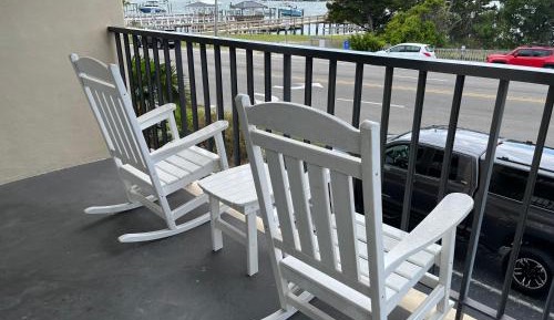 Deluxe One-Bedroom Apartment with Harbor View