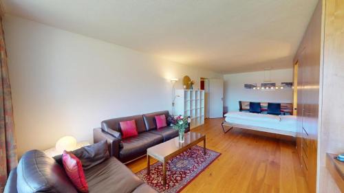 Apartment with Mountain View