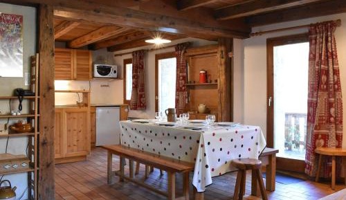 Chalet (8 Adults)