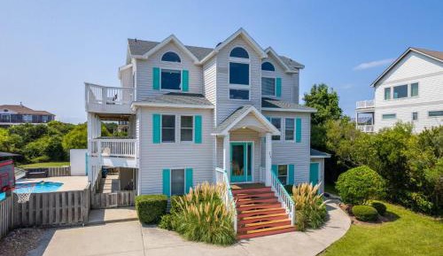 Eight-Bedroom Holiday Home