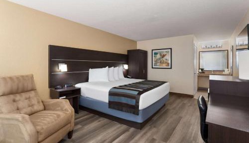 King Room  with Roll In Shower - Mobility/Hearing Impaired/Non-Smoking