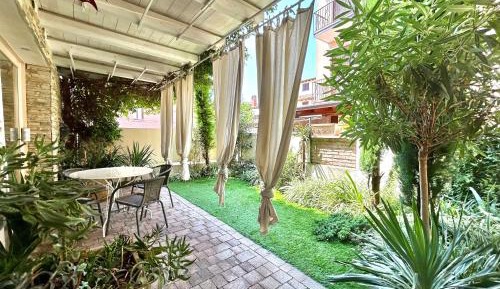 Apartment with Garden View