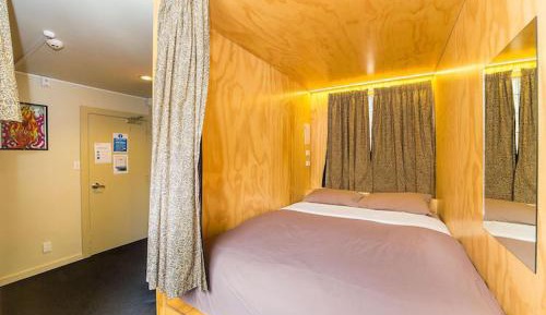 Female only 5 Bed Dorm with Ensuite – Queen Pod