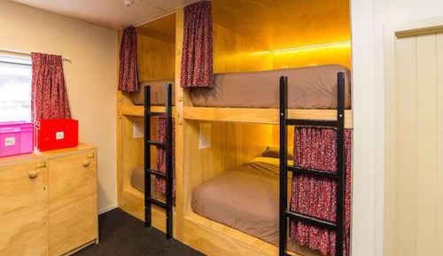 4 Bed Mixed Dorm – Queen Pod