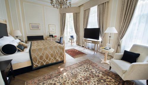 Wilson Grand Suite (including daily refilled free mini bar)