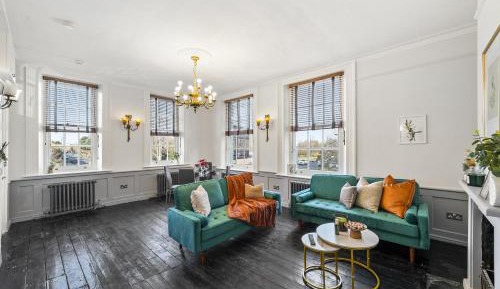 Two-Bedroom Deluxe Apartment with Balcony