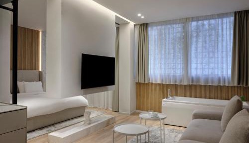 Suite with Hot Tub