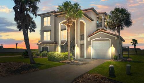 Three-Bedroom Holiday Home 