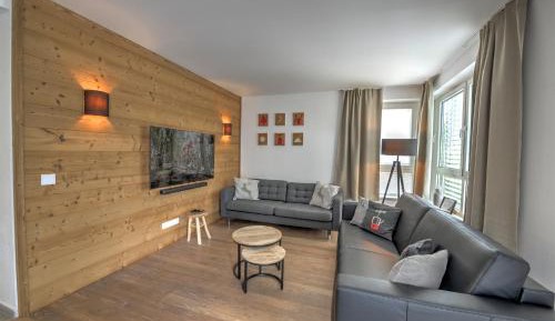 Two-Bedroom Apartment with Mountain View