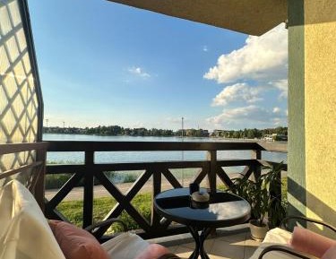 Apartment with Lake View