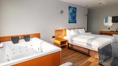 King Room with Spa Bath