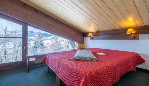 One-Bedroom Duplex Apartment with Sleeping Alcove (8 People)