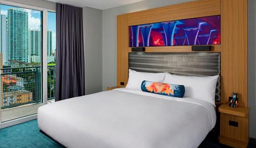 Guest room, 1 King, City view, High floor