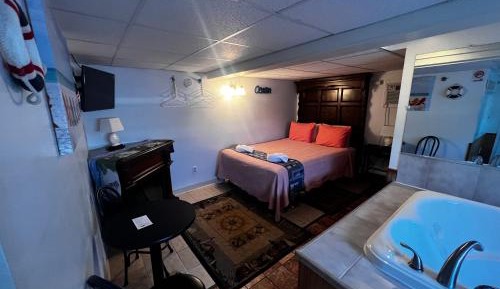 Queen Jacuzzi (Basement) 